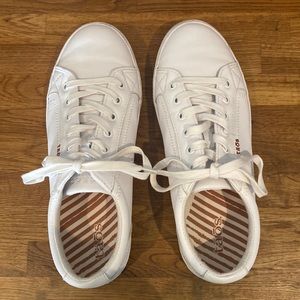 Taos white sneaker size 9. Good condition. Worn a handful of times.